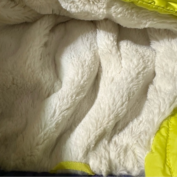 American Eagle Outfitters women's size small neon green puffer vest with hood - Picture 6 of 7